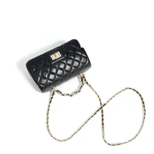 Detailansicht einer schwarzen gesteppten Leder Umhaengetasche mit goldener Kette und Klappe.