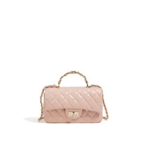 Detailansicht der rosa gesteppten Ledertasche mit goldenem Kettenhenkel und klassischem Look.