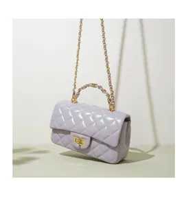 Lavendelfarbene gesteppte Ledertasche mit schicker Kette und sicherem Drehverschluss