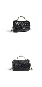 Schwarze gesteppte Ledertasche mit Kettengurt und Henkel, Detailansicht des klassischen Designs.