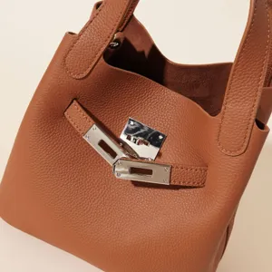 Sac seau en cuir véritable grainé, élégant sac à bandoulière marron classique pour femmes.