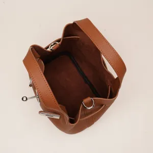 Détail sac seau en cuir grainé marron, fermeture à cadenas classique, élégant sac à main