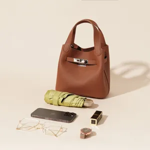 Sac seau en cuir véritable marron avec poignée et fermeture à verrou, sac à main chic.