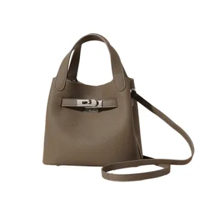 Sac seau en cuir taupe avec bandoulière et fermoir métallique pour le quotidien des femmes.