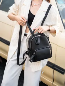 Zaino mini da donna in pelle nera compatta, elegante zainetto casual giornaliero per il commuting.