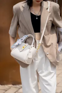 Elegante borsa da donna in pelle con manico e tracolla, raffinata borsa bianca casual.