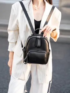 Zaino piccolo in pelle da donna, elegante zainetto casual per viaggi e lavoro quotidiano.
