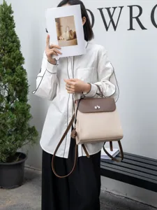 Elegante zaino in pelle bicolore da donna con chiusura a girello chic e comodi spallacci pratici.