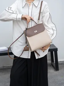 Zaino borsa a spalla donna in pelle, dettaglio design bicolore elegante per viaggio.