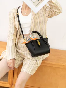 Borsa a secchiello in vera pelle nera da donna, elegante borsa a mano e a tracolla.