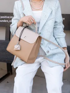 Zaino da donna elegante in pelle bicolore, pratica borsa a tracolla casual chic.