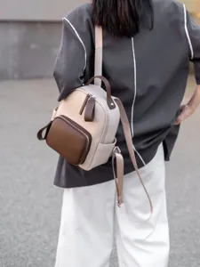 Zaino casual in vera pelle color-block vista dettaglio con tasche pratiche e spallacci.