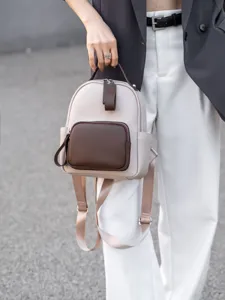 Vista dettagliata zaino mini donna vera pelle blocca colore morbido zainetto casual chic