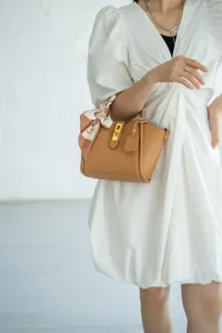 Elegante borsa a secchiello in vera pelle da donna, pratica borsa estiva casual con foulard di seta.