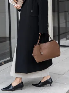 Brown leather shoulder bag for women, large capacity commuter tote bag with stylish design.