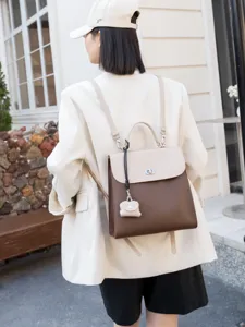 Vista dettagliata dello zaino in pelle bicolore marrone e beige con manico e spallacci.