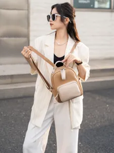 Zaino piccolo bicolore in vera pelle da donna, borsa da viaggio casual con tasca frontale.