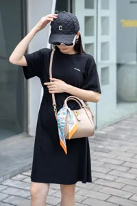 Elegante borsa a secchiello in pelle con decorazione di sciarpa da donna, ideale per l'uso quotidiano.