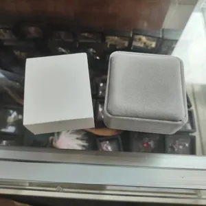 Graue Samt Schmuckschachtel und weiße Papiergeschenkbox Set für Ring und Kette.