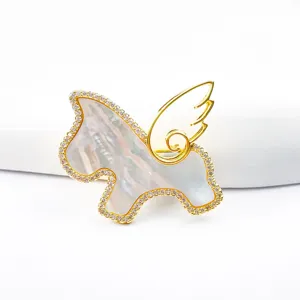 Χαριτωμένη καρφίτσα αλόγου με φτερά, χρυσό κράμα με λαμπερά στρας και ένθετο φίλντισι.