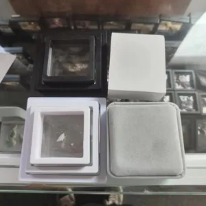 Transparente Schmuck-Displayboxen und graue Samt-Geschenkverpackung für Accessoires.