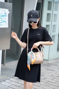 Borsa a secchiello elegante in vera pelle da donna, borsa a tracolla alla moda con sciarpa.