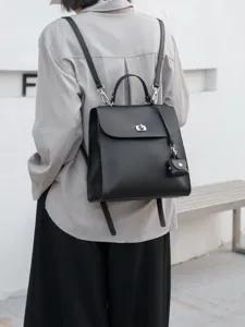 Vista dettagliata dello zaino e borsa a tracolla nera in vera pelle da donna elegante.