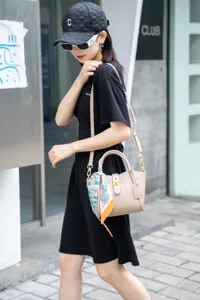 Elegante borsa a secchiello da donna in pelle PU tracolla con foulard e serratura.