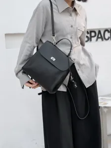 Vista dettagliata di un elegante zaino e borsa a tracolla in pelle nera da donna.