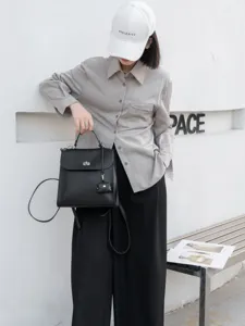 Vista di dettaglio zaino donna in pelle nera, design minimalista con chiusura a torsione.