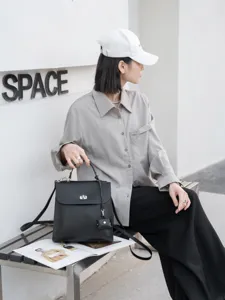 Elegante zaino in vera pelle da donna per viaggi, zainetto nero leggero con manico.