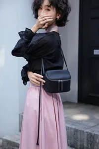 Black genuine leather crossbody bag for women, mini box shoulder bag with zipper closure.