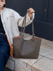Genuine leather tote bag for women, large capacity shoulder bag, solid color commuting bag.