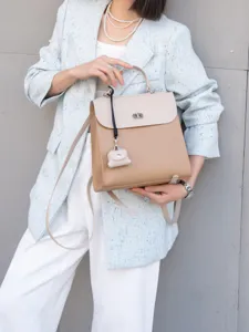 Elegante zaino in pelle bicolore da donna, borsa a tracolla versatile con chiusura in metallo.