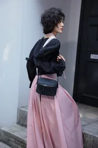 Minimalist genuine leather crossbody mini box bag for women, stylish daily shoulder phone bag.