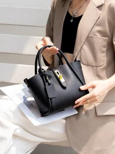 Borsa a secchiello nera in pelle per donna, elegante borsa a mano con chiusura a lucchetto.