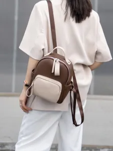 Stiloso zaino in pelle bicolore da donna, dettaglio casual perfetto per ogni giorno.