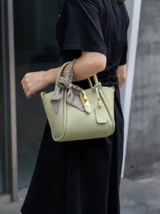 Chic borsa a secchiello in vera pelle verde chiaro da donna, con chiusura a girello e foulard.