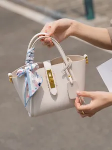 Borsa a mano da donna in vera pelle secchiello tracolla vista principale esterno elegante