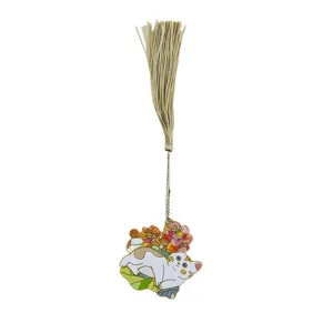 Metal cat tassel bookmark detail, creative literature gift for students and book lovers.