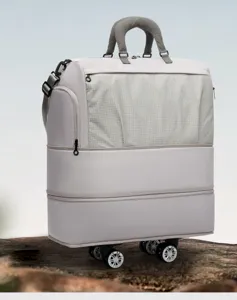 Vue détaillée du sac de voyage extensible à roulettes avec compartiments pour affaires humides.