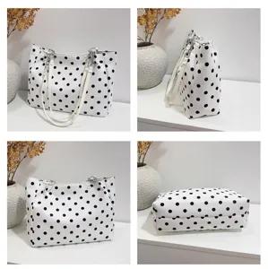 Gros plan sur les détails du sac à main à pois noir et blanc montrant des vues multi-angles.