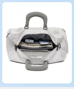 Vue rapprochée de l'intérieur du sac de voyage montrant des compartiments spacieux et organisés.