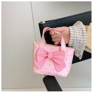 Nahaufnahme der rosa Kinder Handtasche mit Punkten und großer süßer Schleife verziert.