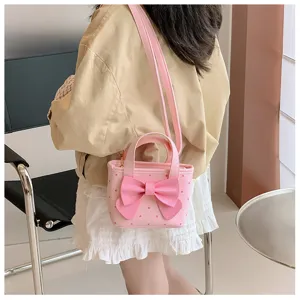 Rosa Pünktchen Mini Handtasche Detail mit großer Schleife für süßen Kindermode Look.