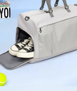 Vue detaillee du sac de voyage avec compartiment a chaussures separe et tissu gris resistant.