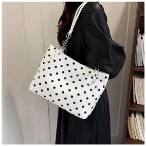 Vue détaillée du sac à épaule blanc à pois tendance pour femmes, élégant et chic.