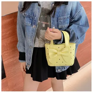Detailansicht der Kindertasche, gelbe Mini-Umhängetasche mit Punkten und großer Schleife.