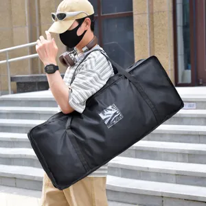 Vista dettagliata della grande borsa da viaggio nera con design resistente per sport.