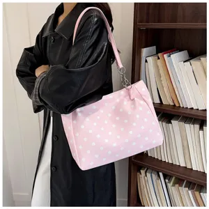 Vue détaillée du sac à épaule rose à pois élégant mettant en valeur son design décontracté.